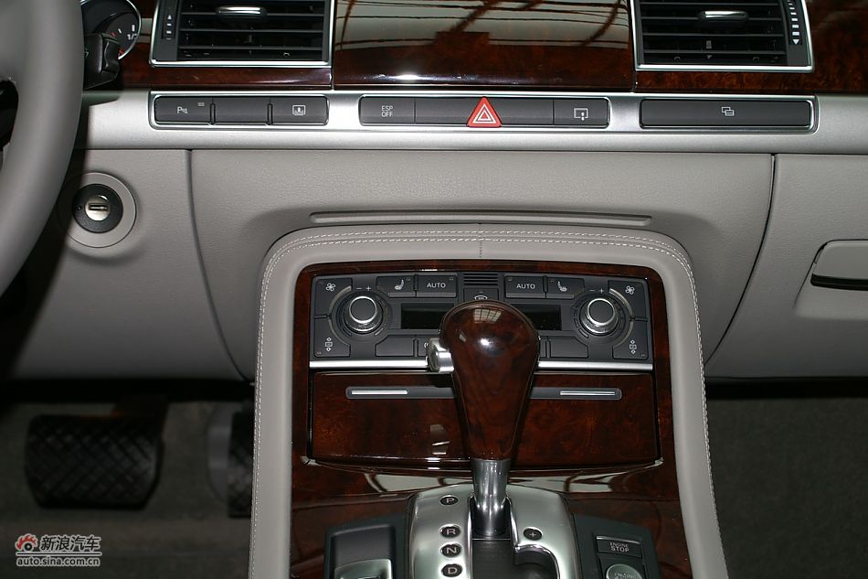 奥迪A8L2.8FSI标准型内饰