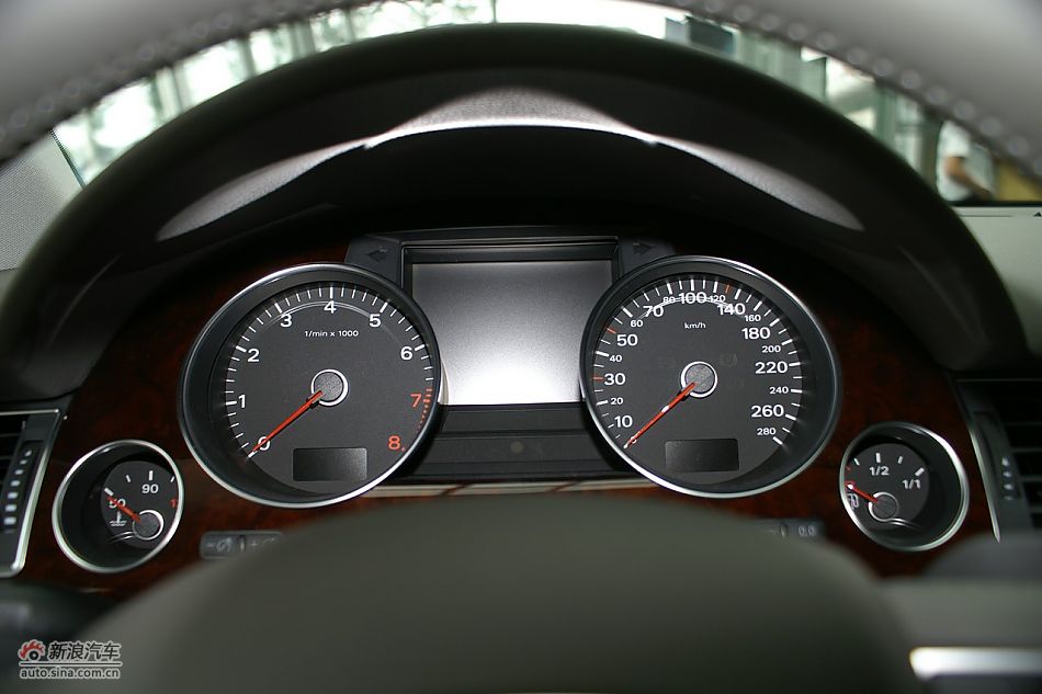 奥迪A8L2.8FSI标准型内饰