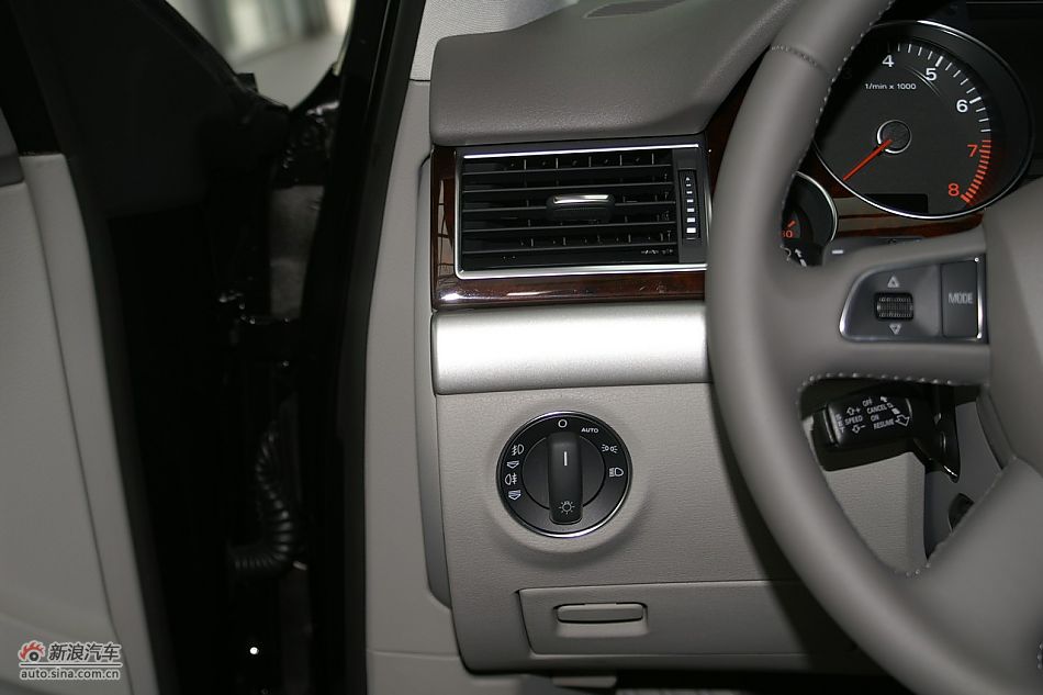 奥迪A8L2.8FSI标准型内饰