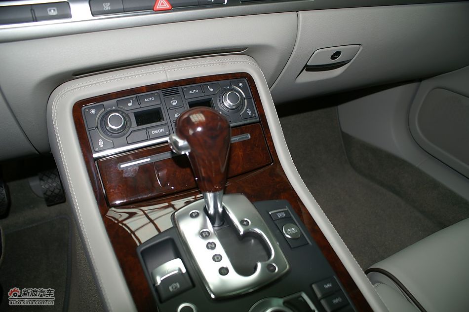 奥迪A8L2.8FSI标准型内饰