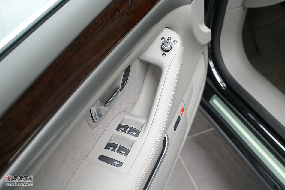 奥迪A8L2.8FSI标准型内饰