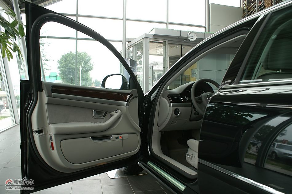 奥迪A8L2.8FSI标准型内饰