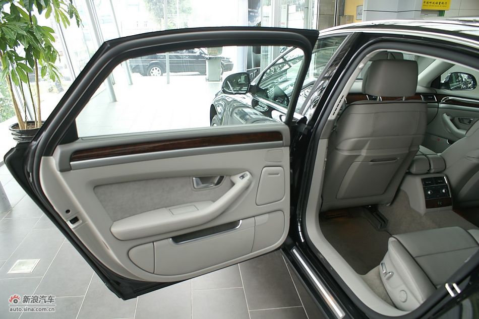 奥迪A8L2.8FSI标准型内饰