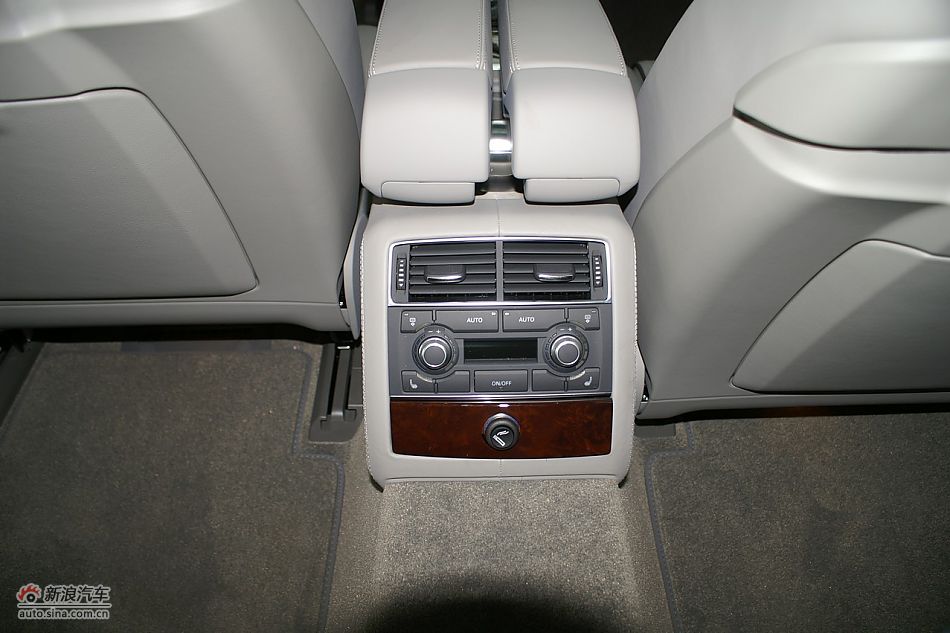 奥迪A8L2.8FSI标准型内饰