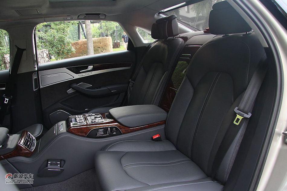 新浪汽车体验试驾奥迪A8L W12-座椅空间