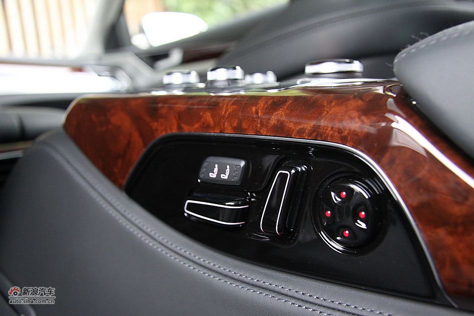 新浪汽车体验试驾奥迪A8L W12-座椅空间