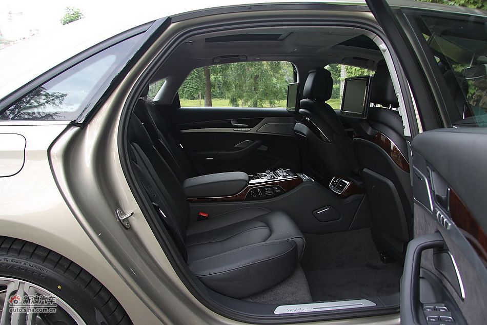 新浪汽车体验试驾奥迪A8L W12-座椅空间