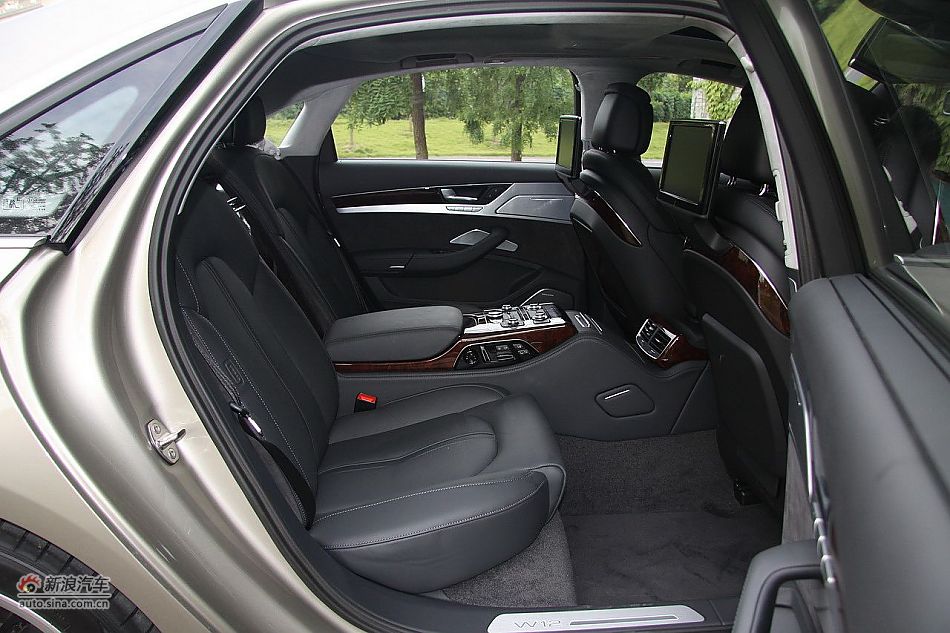 新浪汽车体验试驾奥迪A8L W12-座椅空间