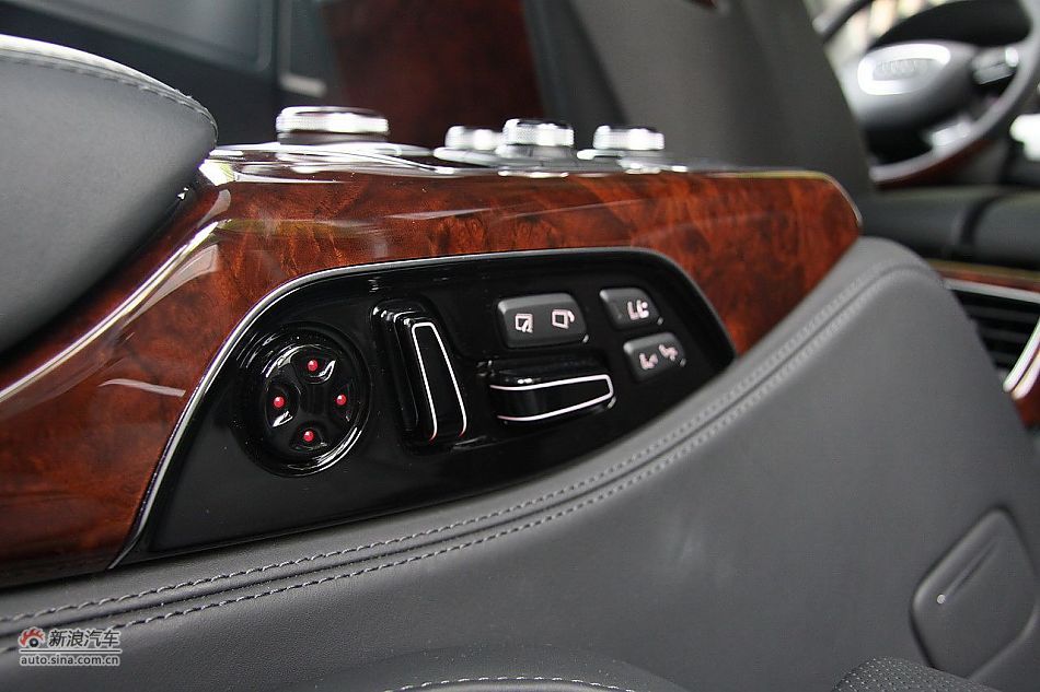 新浪汽车体验试驾奥迪A8L W12-座椅空间