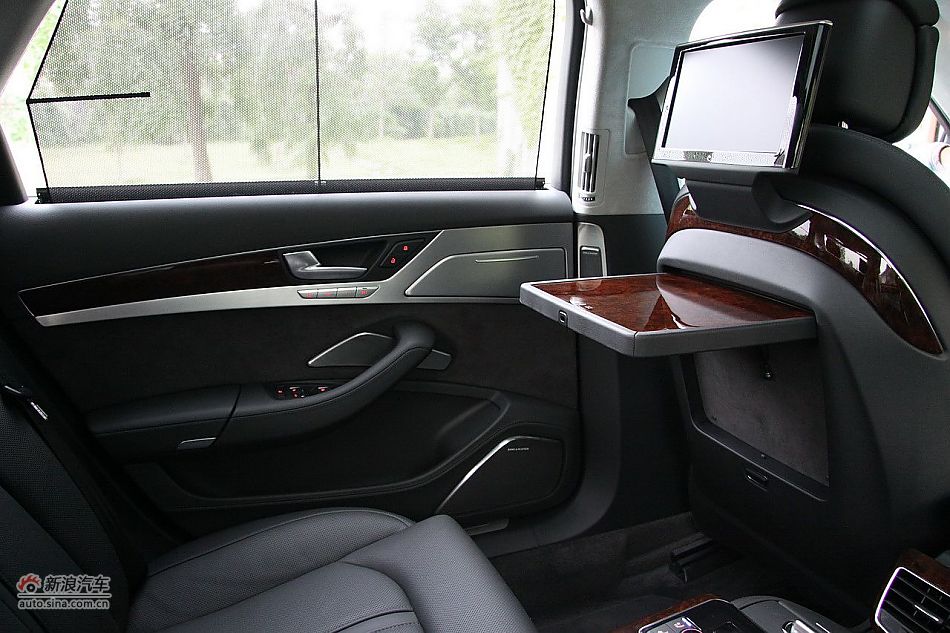 新浪汽车体验试驾奥迪A8L W12-座椅空间
