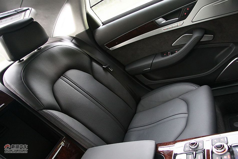 新浪汽车体验试驾奥迪A8L W12-座椅空间