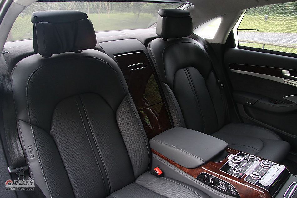 新浪汽车体验试驾奥迪A8L W12-座椅空间