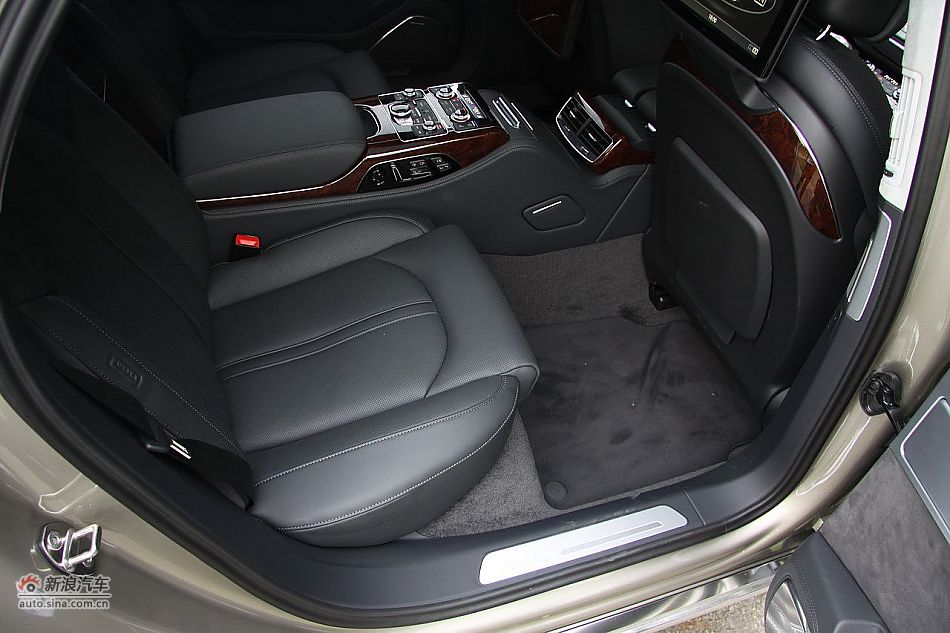 新浪汽车体验试驾奥迪A8L W12-座椅空间