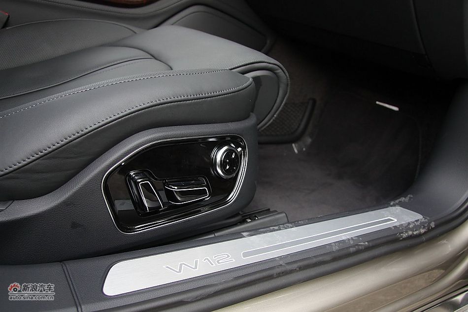 新浪汽车体验试驾奥迪A8L W12-座椅空间