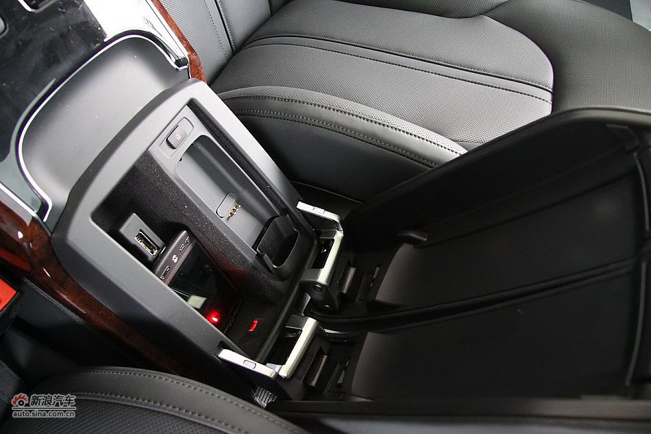 新浪汽车体验试驾奥迪A8L W12-座椅空间