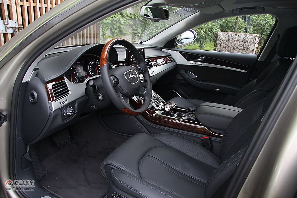 新浪汽车体验试驾奥迪A8L W12-座椅空间