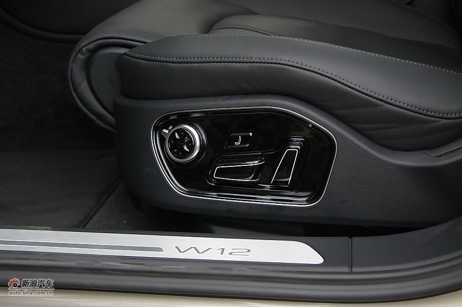新浪汽车体验试驾奥迪A8L W12-座椅空间