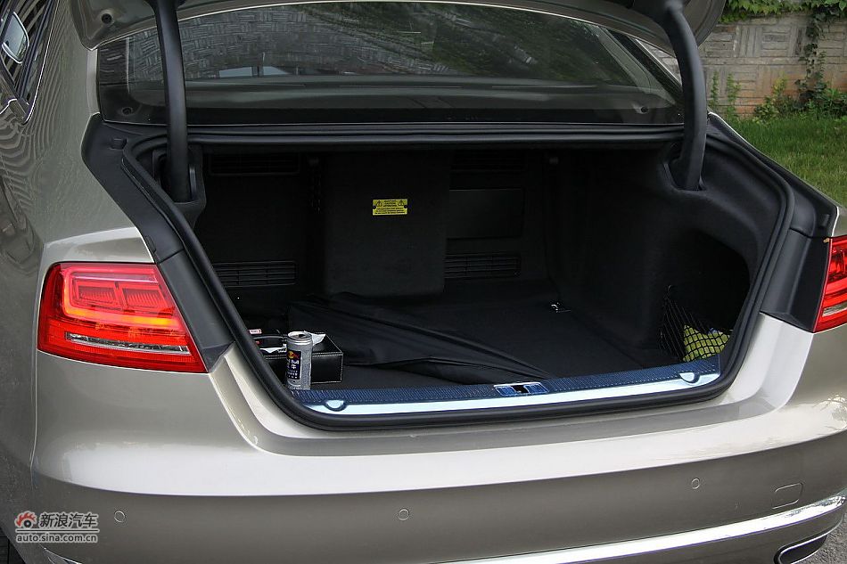 新浪汽车体验试驾奥迪A8L W12-座椅空间