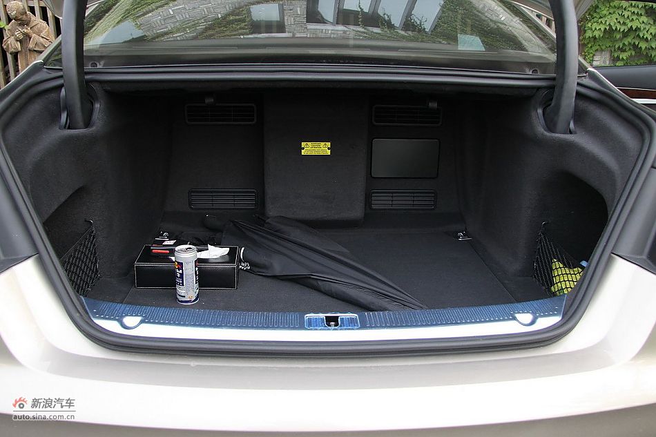 新浪汽车体验试驾奥迪A8L W12-座椅空间