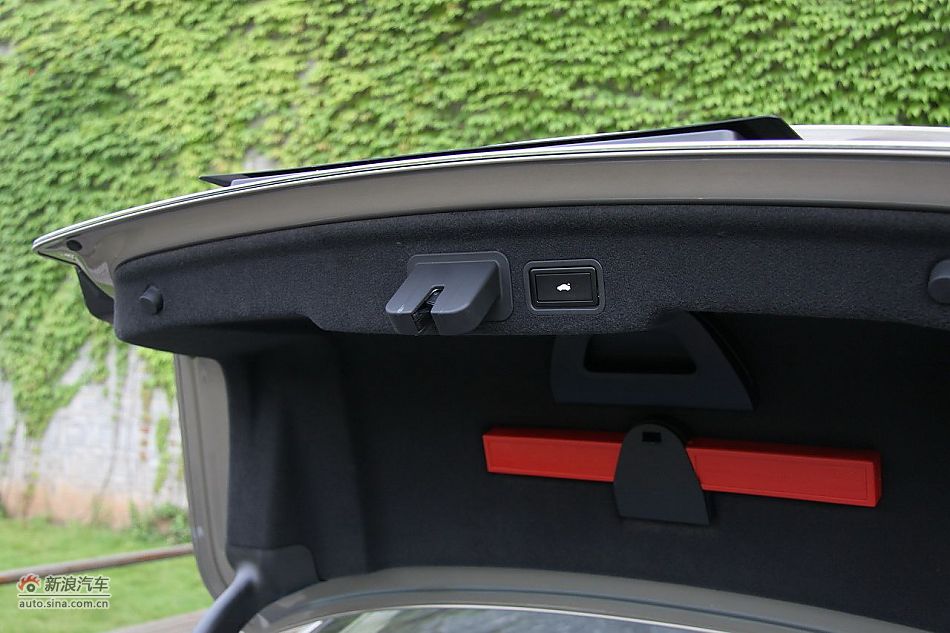 新浪汽车体验试驾奥迪A8L W12-座椅空间