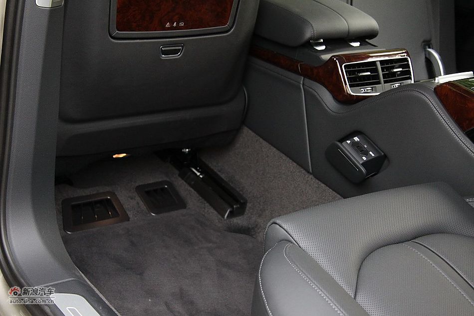 新浪汽车体验试驾奥迪A8L W12-座椅空间