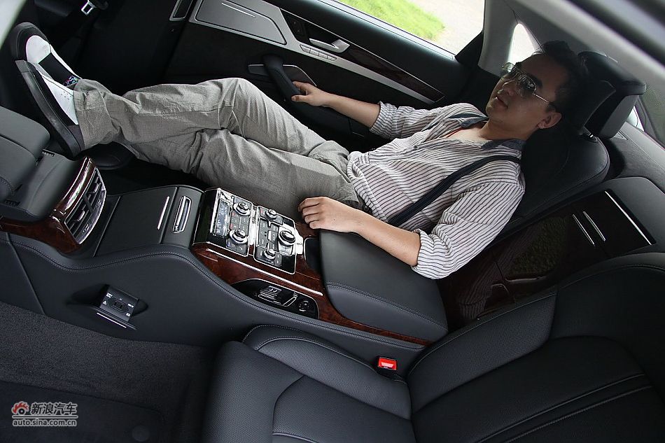 新浪汽车体验试驾奥迪A8L W12-座椅空间