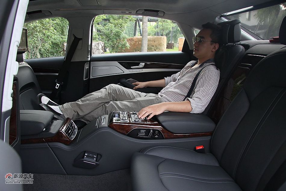 新浪汽车体验试驾奥迪A8L W12-座椅空间