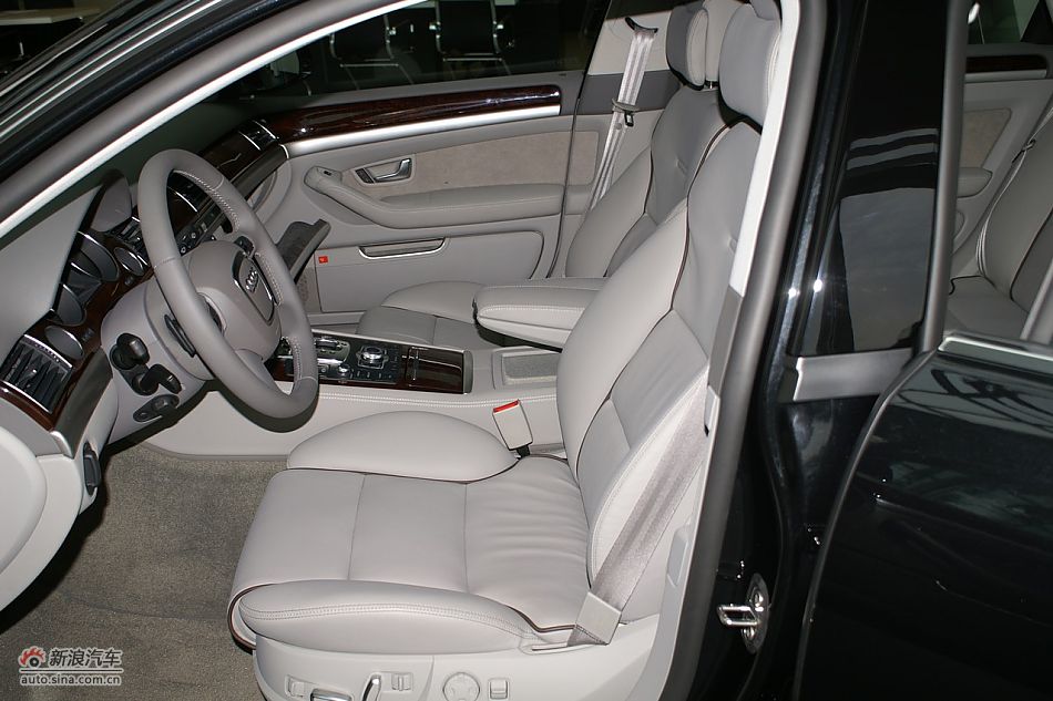 奥迪A8L2.8FSI标准型内饰