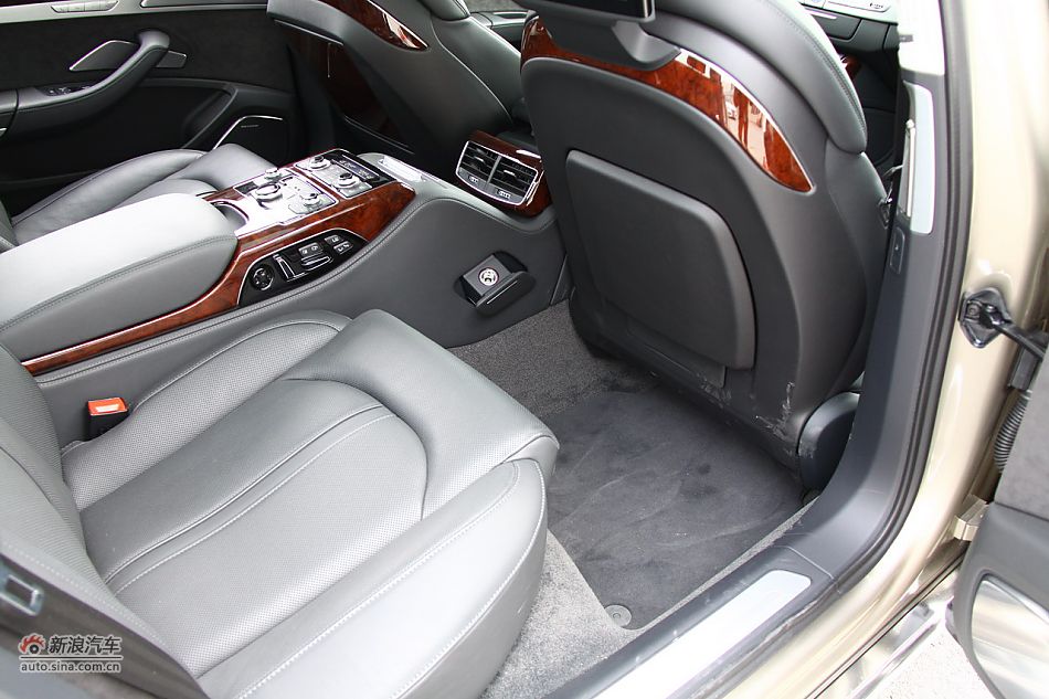 2011款A8L内饰