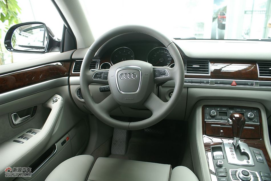 奥迪A8L2.8FSI标准型内饰