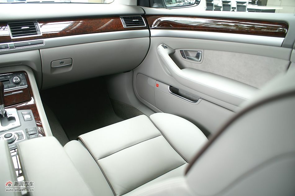 奥迪A8L2.8FSI标准型内饰