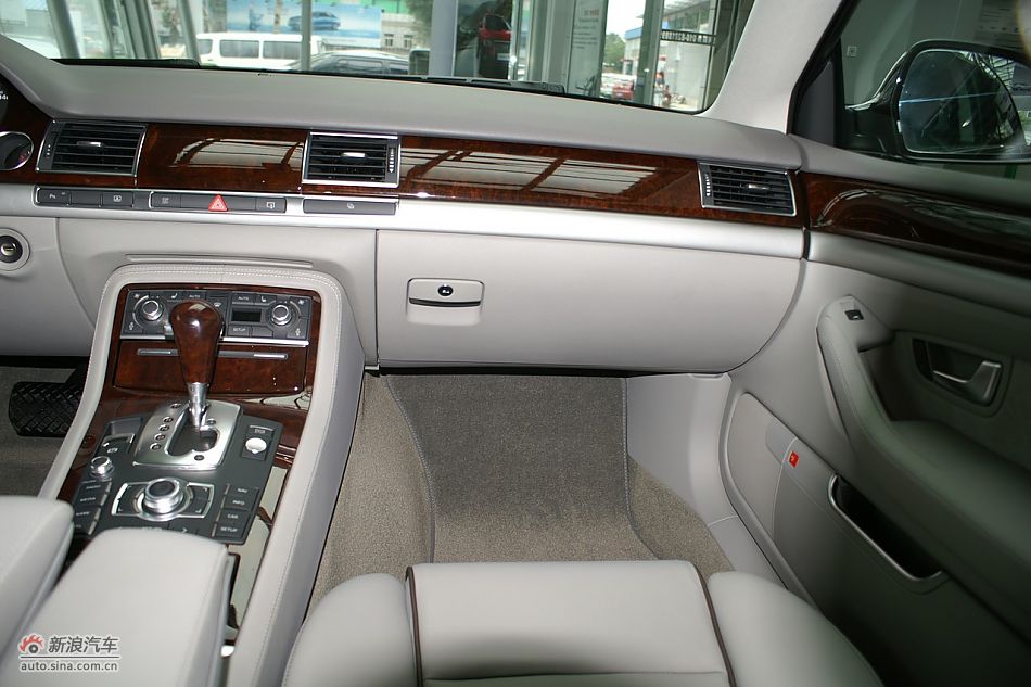 奥迪A8L2.8FSI标准型内饰