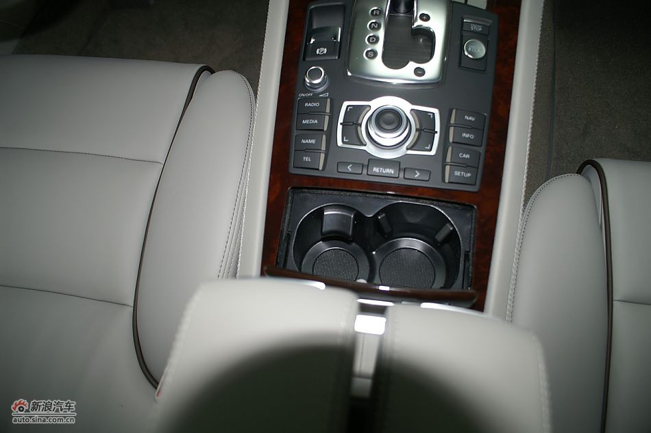 奥迪A8L2.8FSI标准型内饰
