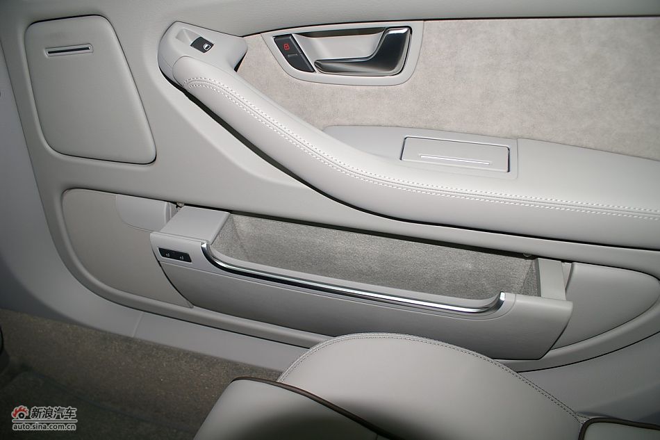 奥迪A8L2.8FSI标准型内饰