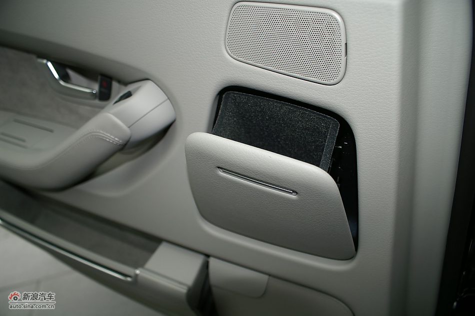 奥迪A8L2.8FSI标准型内饰