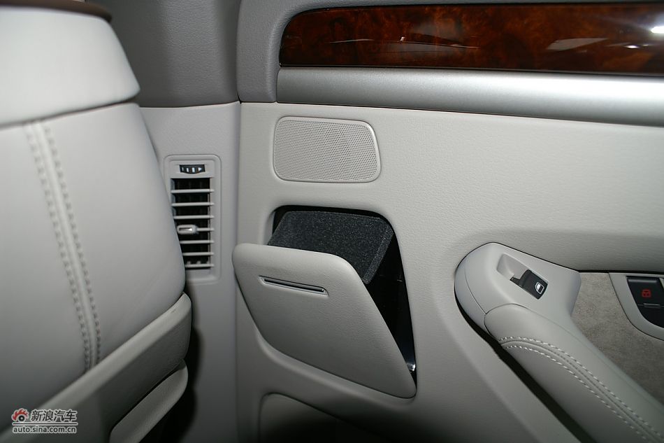 奥迪A8L2.8FSI标准型内饰