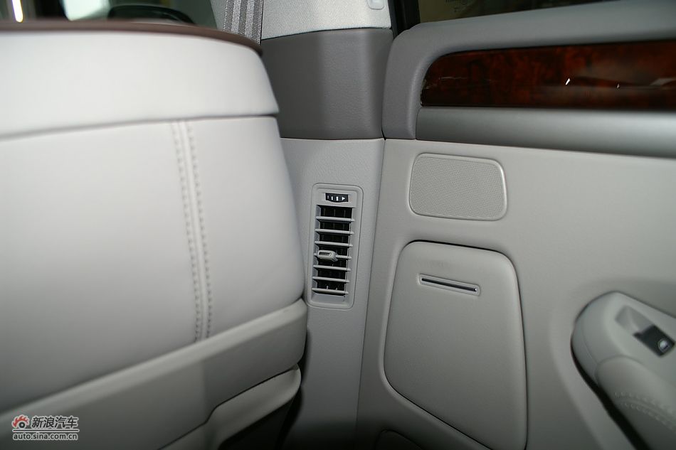 奥迪A8L2.8FSI标准型内饰