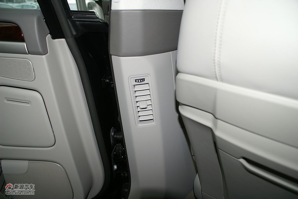 奥迪A8L2.8FSI标准型内饰