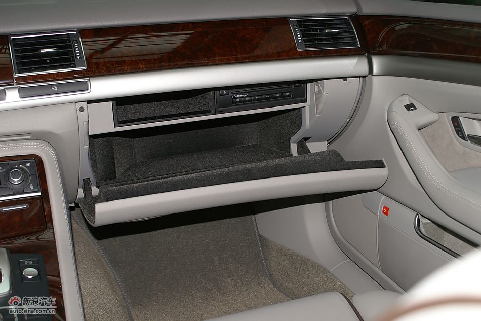 奥迪A8L2.8FSI标准型内饰