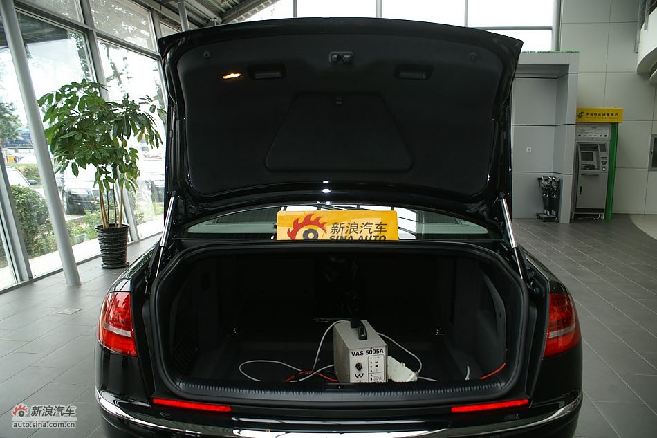 发动机、后备箱及悬挂