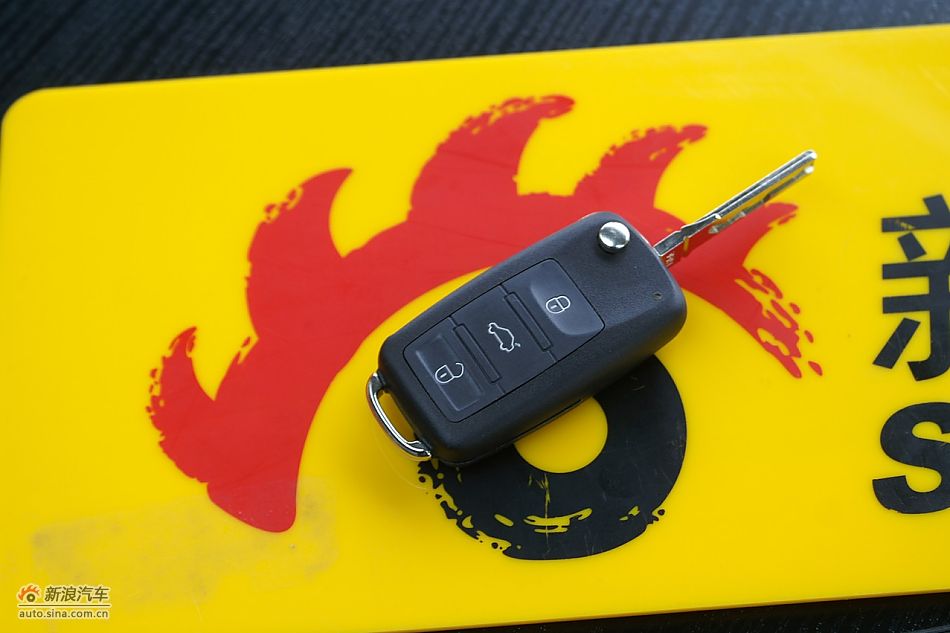 发动机、后备箱及悬挂