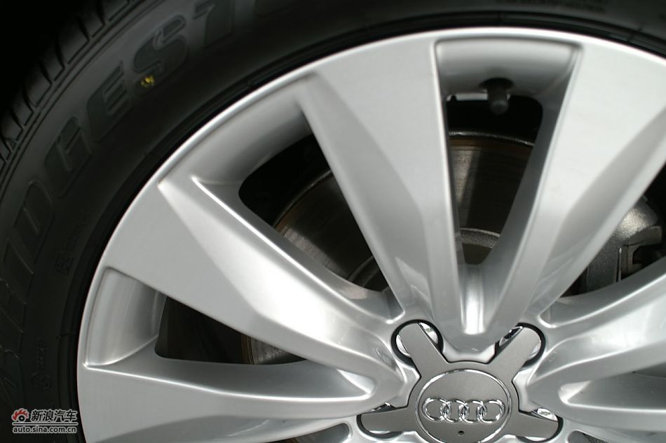 发动机、后备箱及悬挂