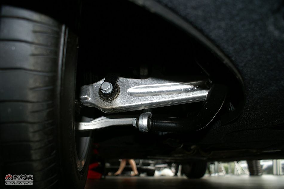 发动机、后备箱及悬挂