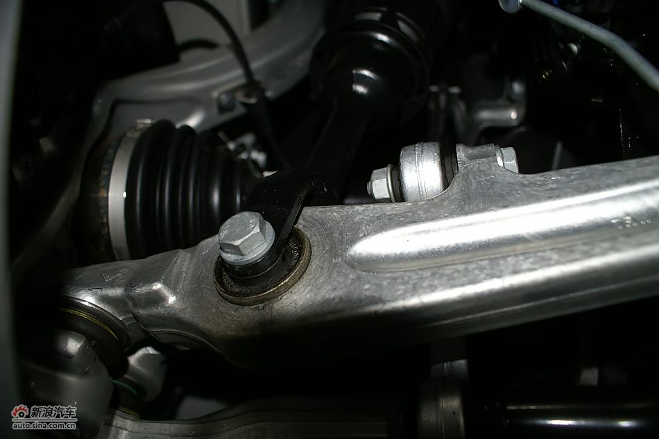 发动机、后备箱及悬挂