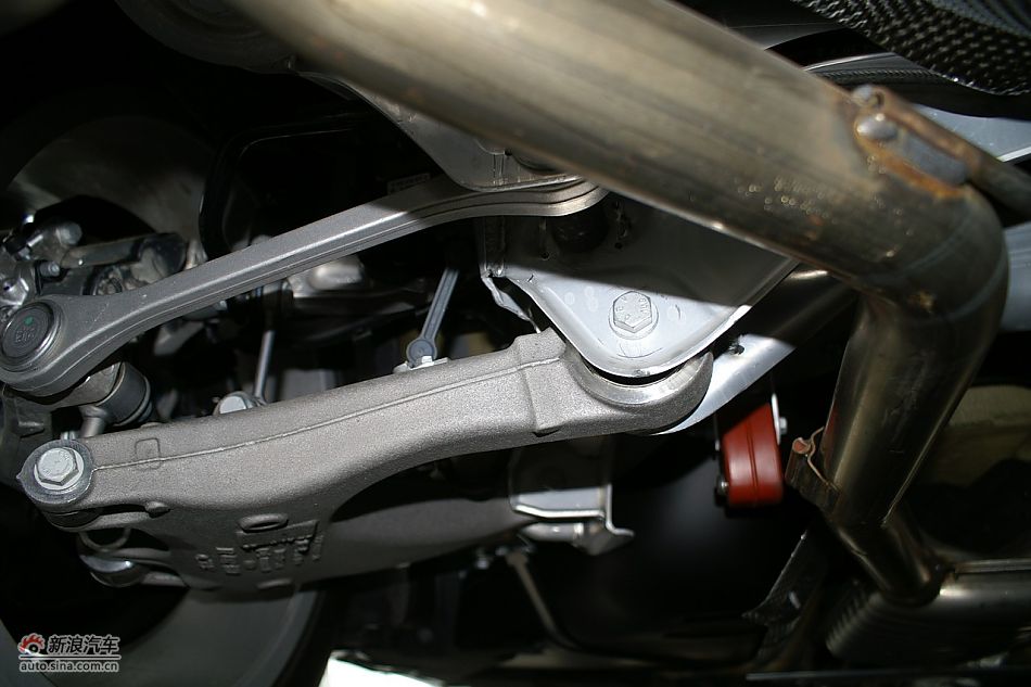 发动机、后备箱及悬挂