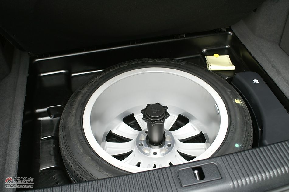 发动机、后备箱及悬挂