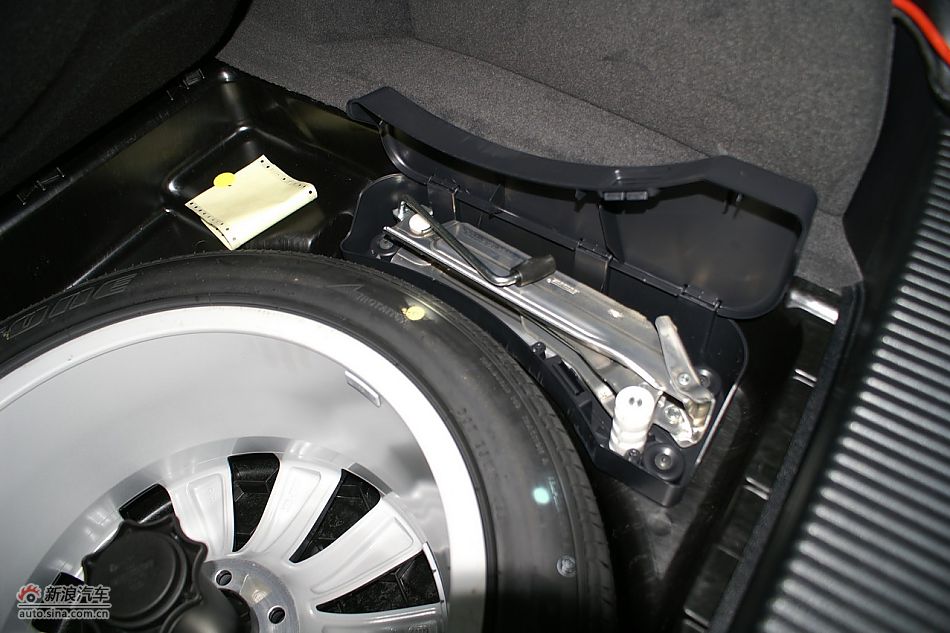 发动机、后备箱及悬挂