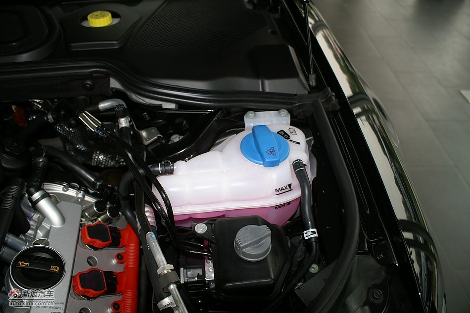 发动机、后备箱及悬挂