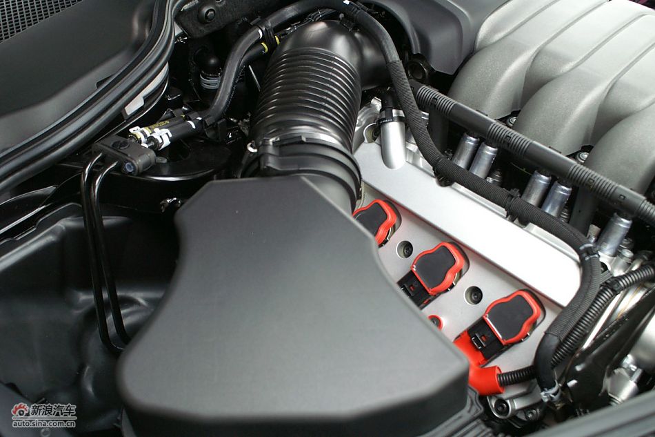 发动机、后备箱及悬挂