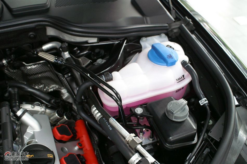 发动机、后备箱及悬挂